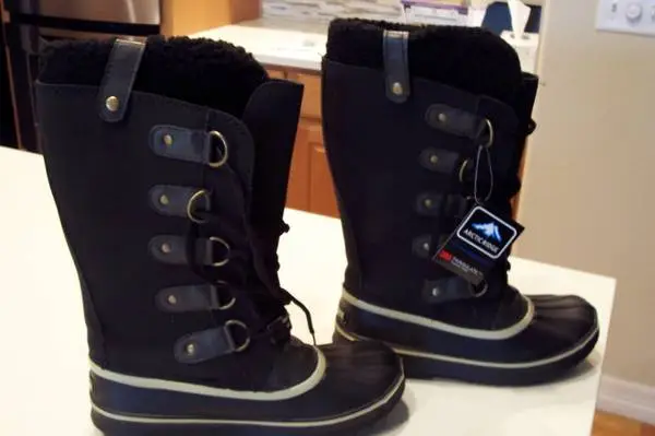 Womens snow boots, New, Size 6, Artic Ridge