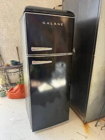 RETRO STYLE FRIDGE IN EXCELLENT CONDITION ! Just Serviced under Warranty ! Good