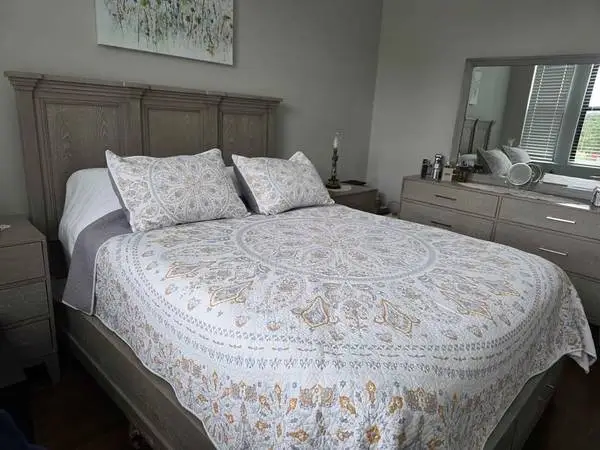 Complete Bedroom Set – Like New – 5 Pieces (Moving Sale)