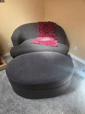Beautiful swivel loveseat with lg rolling ottoman