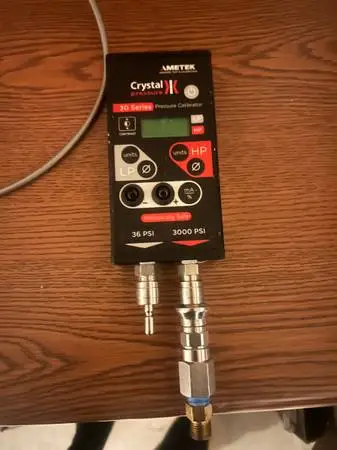 AMETEK Crystal iS33 Pressure Calibrator Kit w/ Ralston Hand Pump & Man