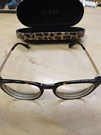 GUESS Tortoiseshell Eyeglasses Integrated Nose Pads With Guess Case $80 Or Best