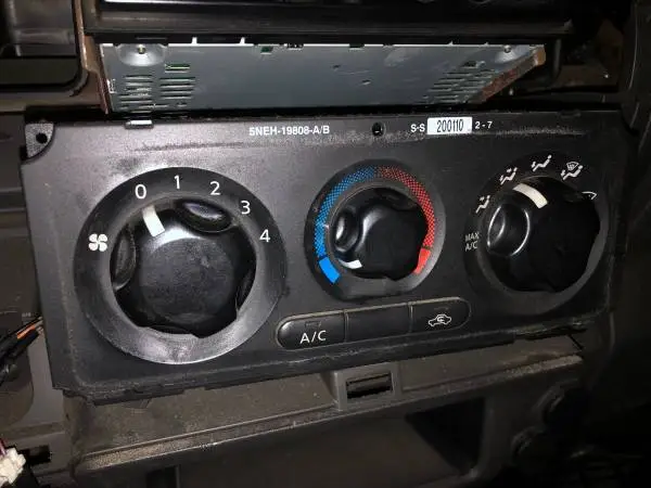2005 Nissan Frontier AC Control Panel