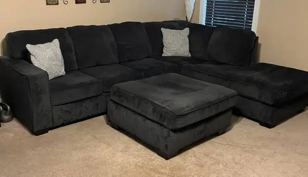 NICE SECTIONAL COUCH