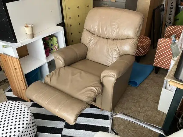 Very Nice Comfy Easily Adjustable Beige Recliner Armchair Rocker SALE