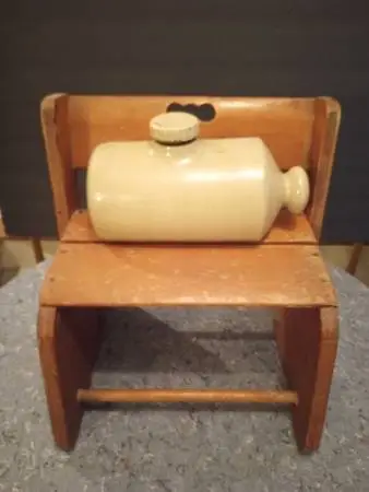 Pearson Chesterfield Stoneware Foot- Bed Warmer & Wooden Stand