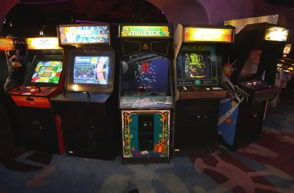ARCADE & PINBALL MACHINES - Buy/sell/repair -