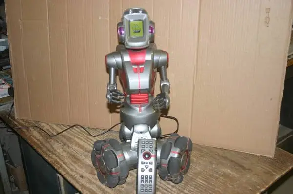 Wow Wee Vintage Mr. Personality joke Talking Moving Robot with Remote