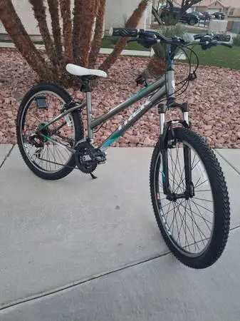 Like New Ladies Trek Mountain Bike PRICE Is FIRM