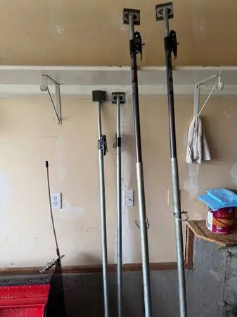 Adjustable zipper wall poles for dust containment