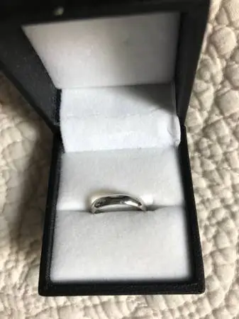 GORGEOUS PLATINUM WEDDING BAND! LADIES