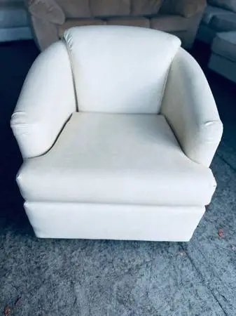Luxurious Upscale Robb & Stucky Swivel Club Chair