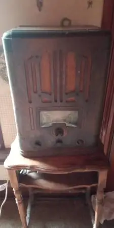 LARGE UPRIGHT RADIO