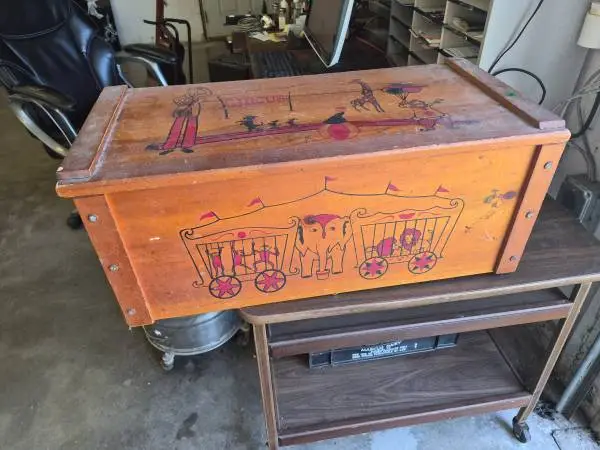 ANTIQUE TODDLERS TOY BOX