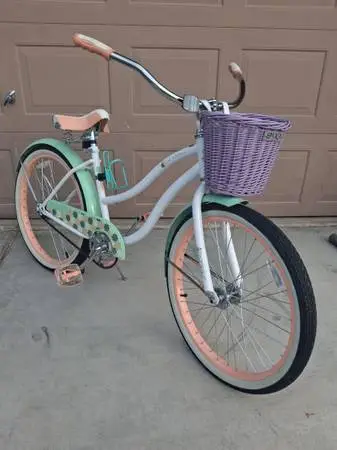 Like New Ladies Beach Cruiser Bike PRICE Is FIRM