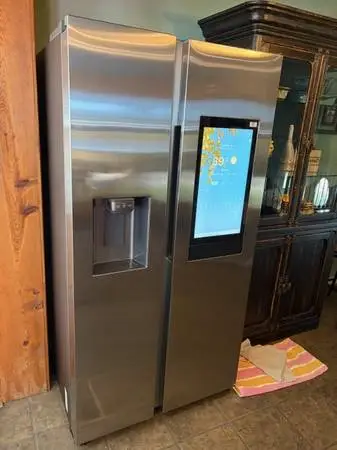 NEW (2mo old) SAMSUNG FAMILY HUB REFRIGERATOR