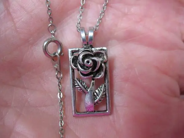 Vintage Dainty 3-D Rose Pendant on 16 chain $10