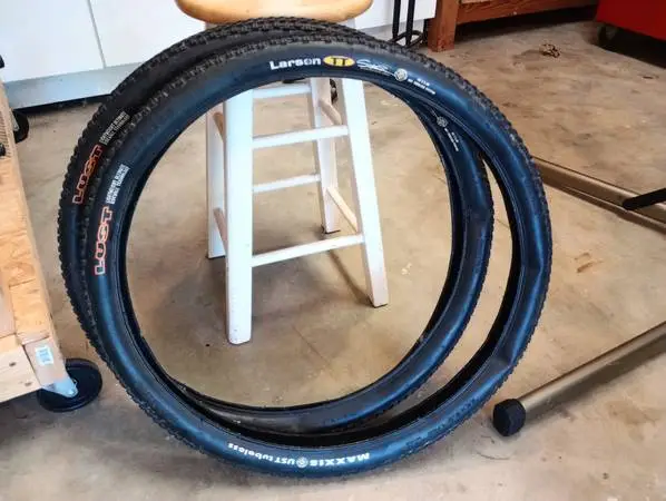 Maxxis Larsen TT UST LUST Tubeless Tires 26 x 2.0 Excellent Condition