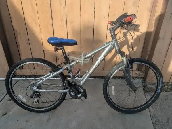 TREK 4300 26 bicycle good condition with lock, keys & new repair kit
