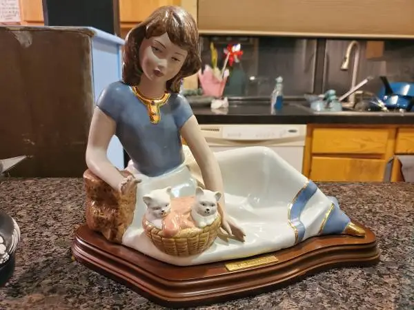 P. ARTISTICAS TURIS FIGURINE lady with cats