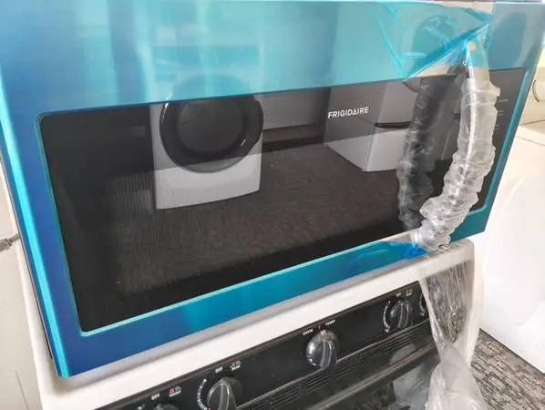 Microwave New Stainless Steel Frigidaire Range in Great Working O