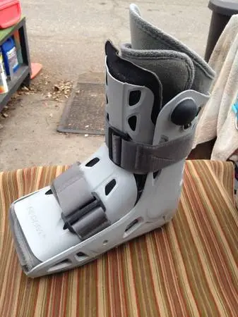 LARGE AIRCAST WALKING BOOT