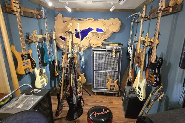 BASS & GUITAR BOUTIQUE ~ Prescotts premiere *low-end* shop