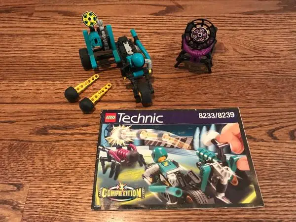 (*.*) VINTAGE LEGO TECHNIC 8233/8239 Blue Thunder Vs. The Stinger