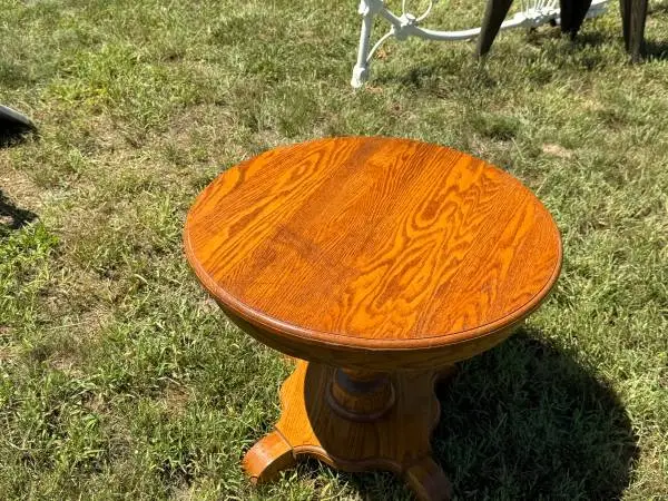 SMALL ROUND SOLID WOOD OAK TABLE