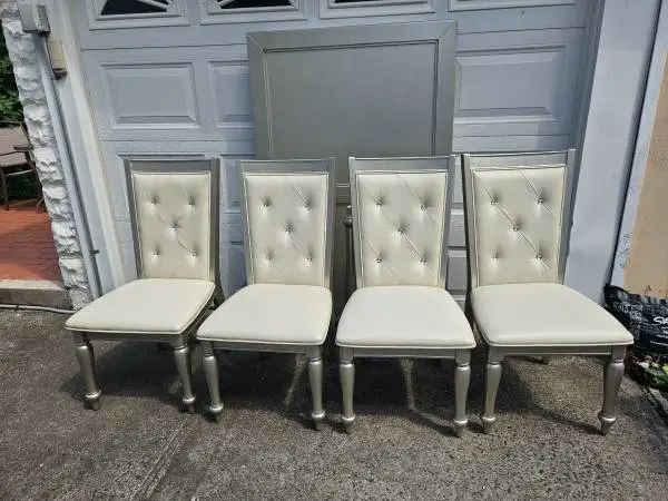 Beautiful 4 chairs and table set