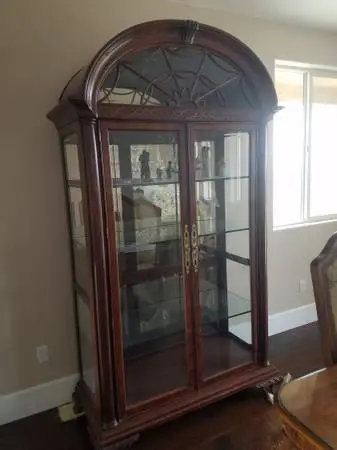 Henredon Curio Cabinet Super Nice