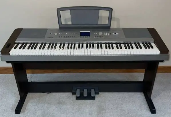 YAMAHA DGX 640 Portable Grand-88 Weighted Keys-Stand-3 Pedal-Dust Cove