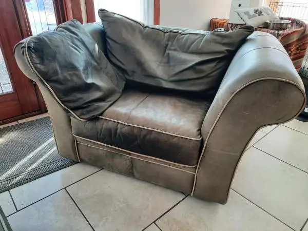 Dark green big leather chairw/ottoman
