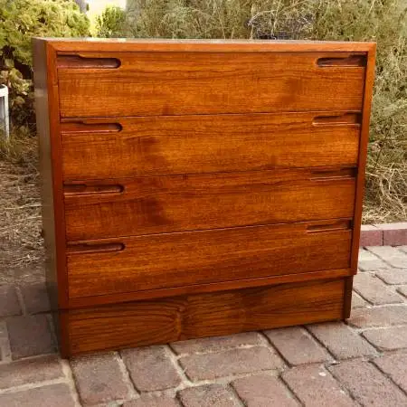 Beautiful teak Vintage Danish Modern MCM 4dr Dresser/lk new