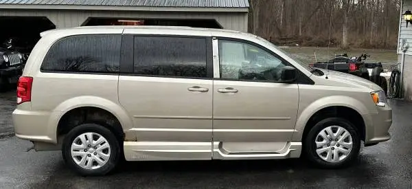 2015 Dodge Grand Caravan Handicap wheelchair entry Van -