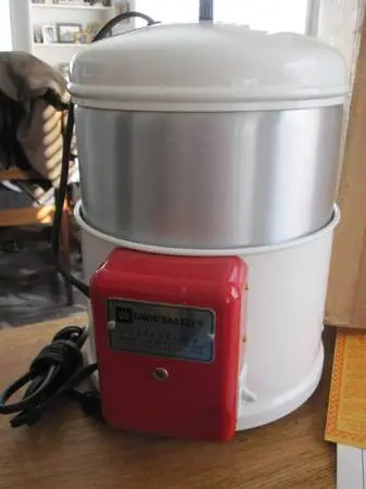 Milk Pasteurizer, 2 gallon capacity, Like new condition, Automatic