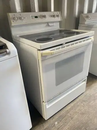 White GE Electric Stove Freestanding Model #JBP76GV3WW Used