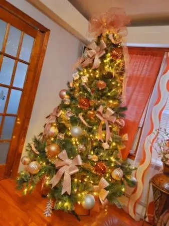 7.5 NEW CHRISTMAS TREE.WITH DIFFERENCE LIGHT OPTION. I PAID 759...ASKING 299