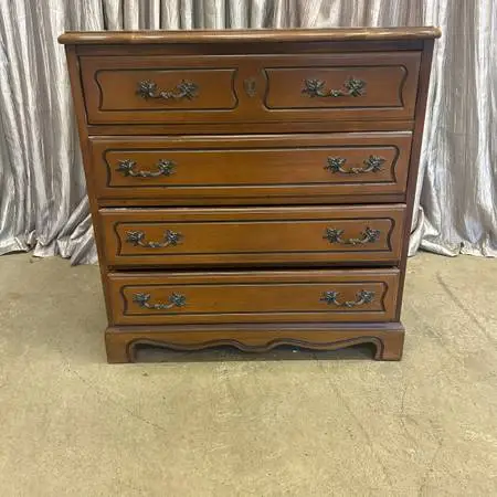 Vintage french provincial 4 drawer dresser