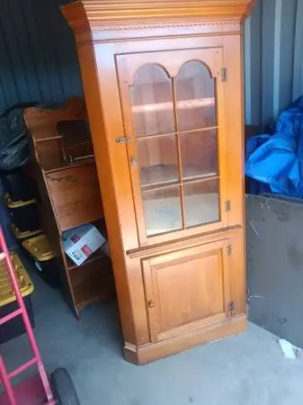 Corner cabinet