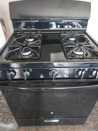 Gas Oven Range Ge in Great Working Order local delivery Available