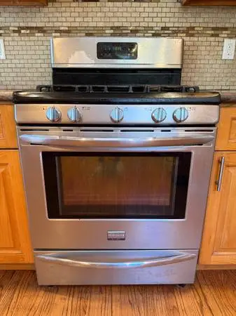 Frigidaire Gallery stainless gas stove range with 5 burners