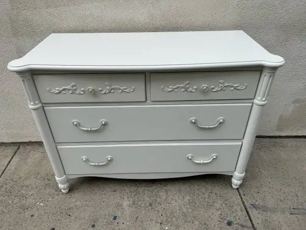 BEAUTIFUL QUALITY LIKE NEW AMERICAN WOODEN DRESSER CAN DELIVER LOCAL IF NEEDED