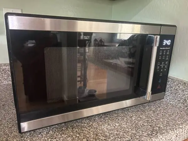 Practically New Hamilton Beach 1.1 cu. ft. Microwave (1000W) – Works Perfectly