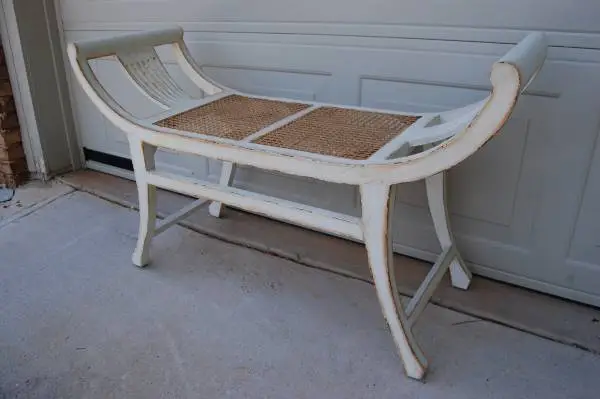 Distressed Ivory / White Wooden Bench