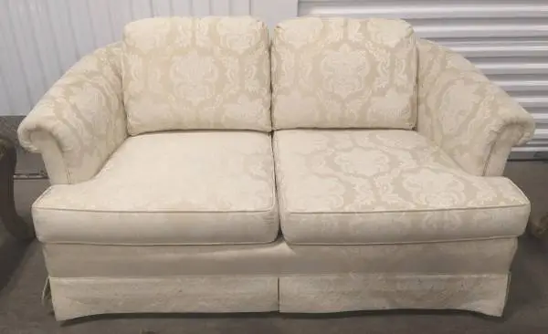 BEAUTIFUL! OFF WHITE LOVESEAT