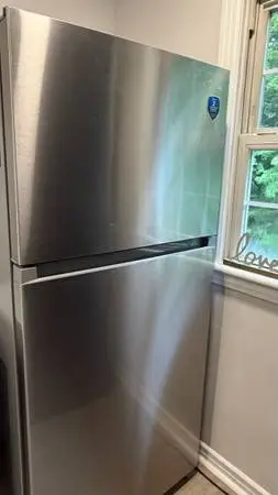 Like New Stainless Steel Refrigerator – Top Freezer