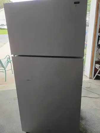 HOT POINT  15.6 CU. FT. Top-Freezer Refrigerator