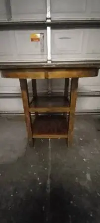 TABLE MAHOGANY ROUND LIKE NEW