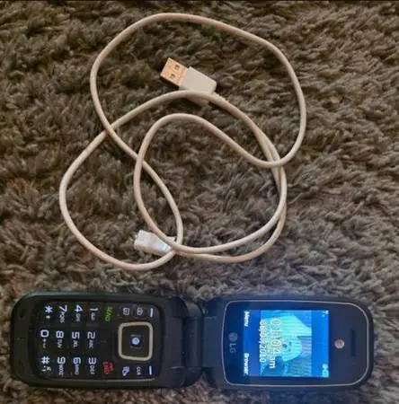 LG 440G - Cellular Flip Phone (Tracfone)